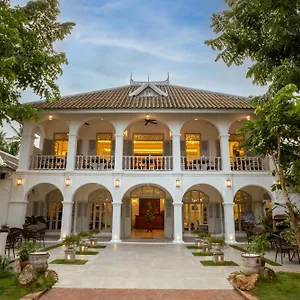villa-santi-hotel.hotelsluangprabang.com/
